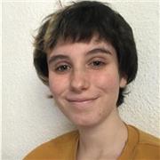 Profesora políglota da clases a niveles básicos y medios